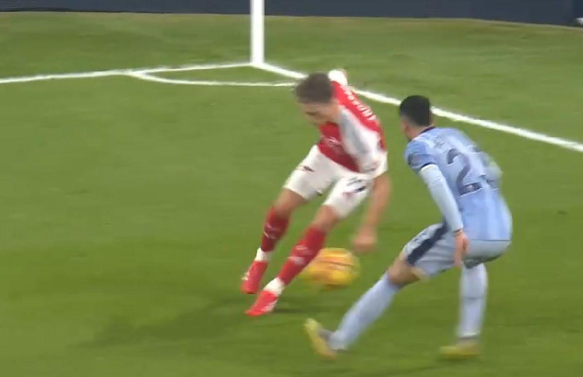 Fază uluitoare în Arsenal - Tottenham: l-a accidentat din dribling pe colegul lui Drăgușin!