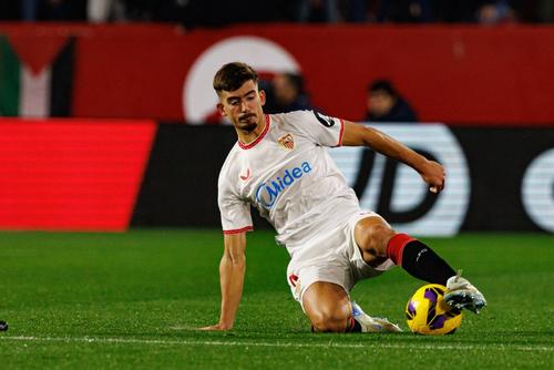 Kike Salas a primit 11 cartonașe galbene în 28 de meciuri jucate în sezonul trecut la FC Sevilla / Foto: Imago