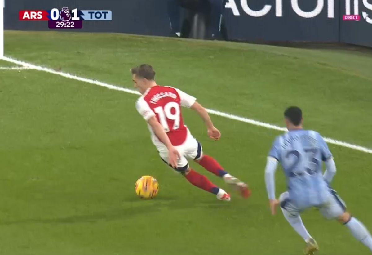 Fază uluitoare în Arsenal - Tottenham: l-a accidentat din dribling pe colegul lui Drăgușin!
