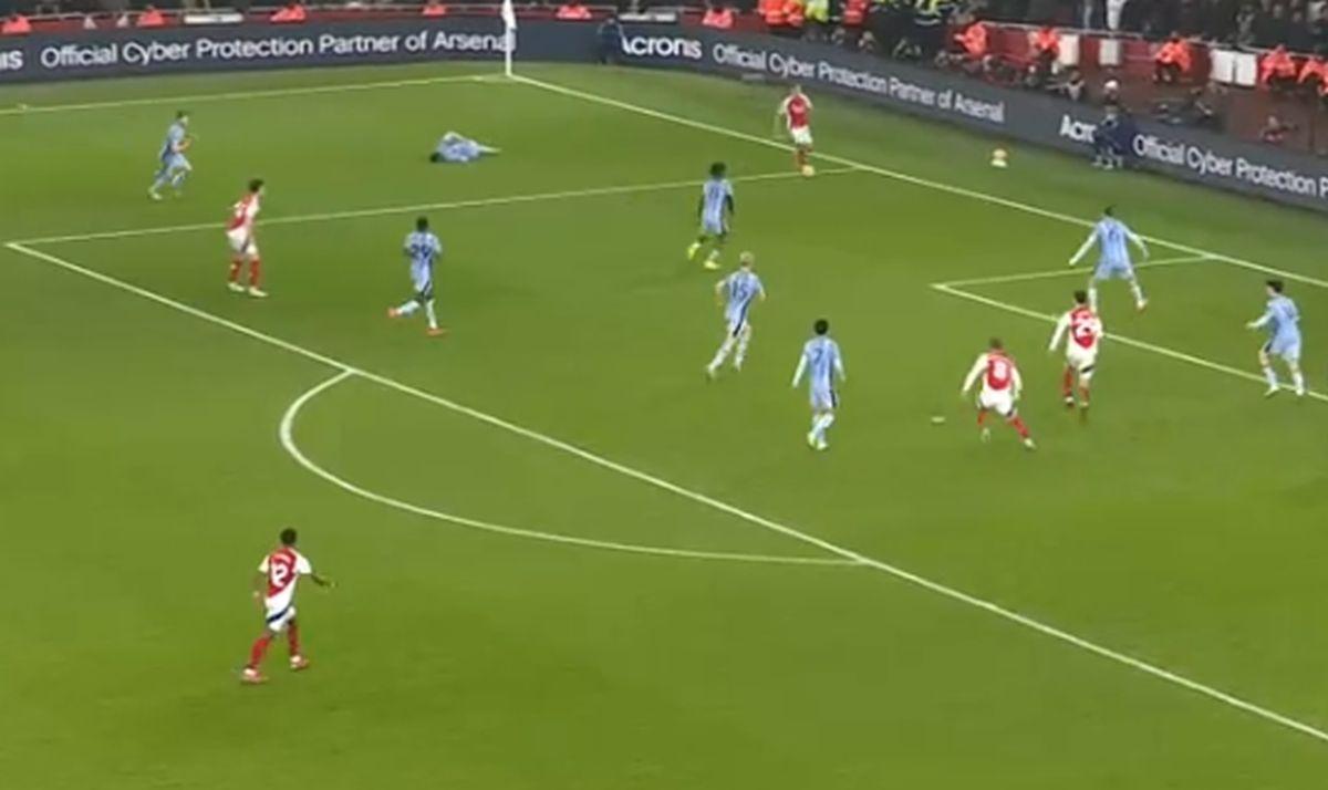 Fază uluitoare în Arsenal - Tottenham: l-a accidentat din dribling pe colegul lui Drăgușin!