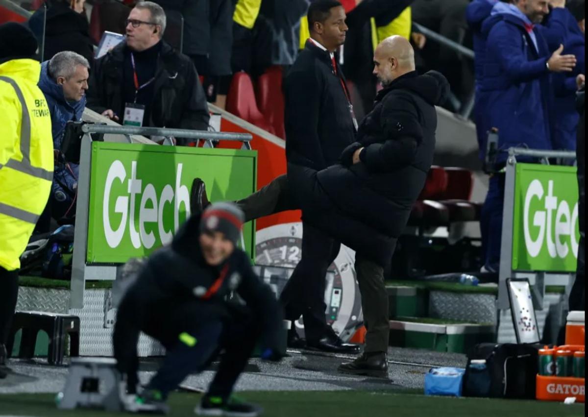 Criza lui Pep Guardiola » Și-a bruscat jucătorul chiar pe gazon, după ce City a fost întoarsă de la 2-0