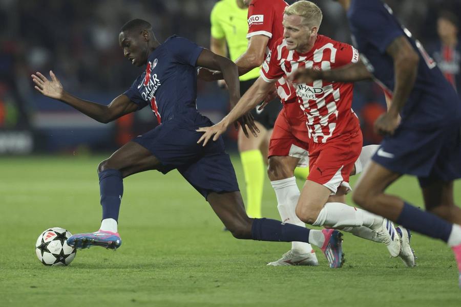 Randal Kolo Muani (stânga), în meciul lui PSG contra Gironei din grupa de Liga Campionilor / Foto: Imago Achizițiile lui Juventus fac vizita medicală » Cât costă vârful și fundașul transferați de bianconeri