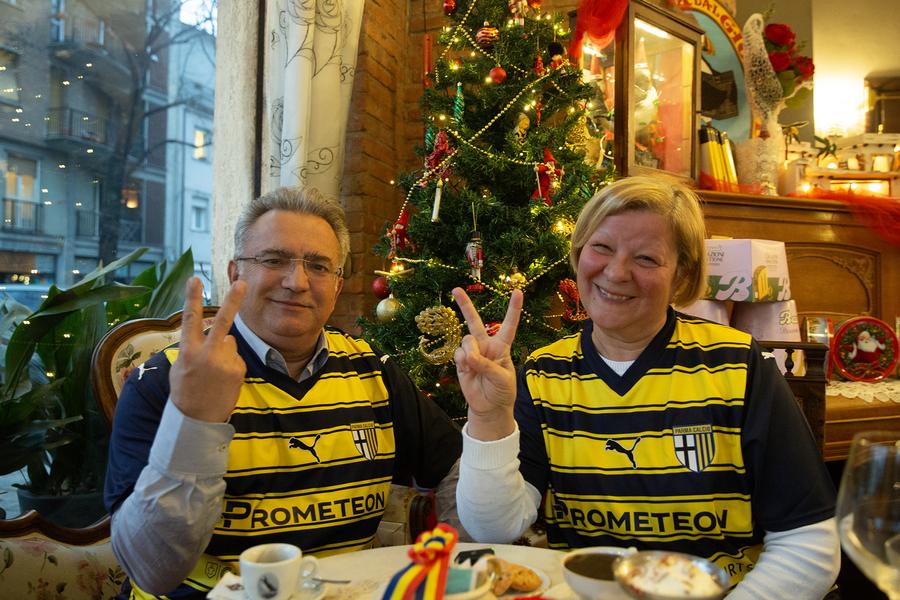 Ei sunt singurii români care au abonament la Parma: „Strigăm, țipăm, ne agităm, fluturăm tricolorul pentru Man și Mihăilă” + Episod hazliu cu Ancelotti: „L-am ținut pe la uși!”