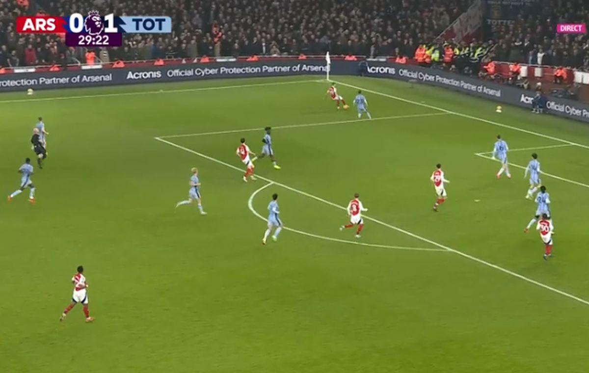 Fază uluitoare în Arsenal - Tottenham: l-a accidentat din dribling pe colegul lui Drăgușin!
