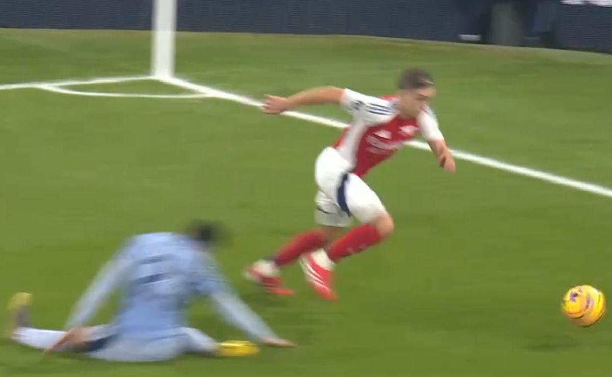Fază uluitoare în Arsenal - Tottenham: l-a accidentat din dribling pe colegul lui Drăgușin!