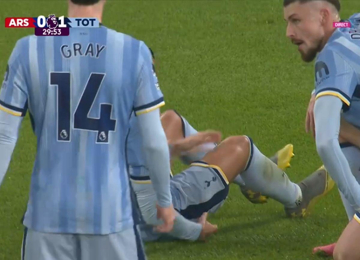 Fază uluitoare în Arsenal - Tottenham: l-a accidentat din dribling pe colegul lui Drăgușin!