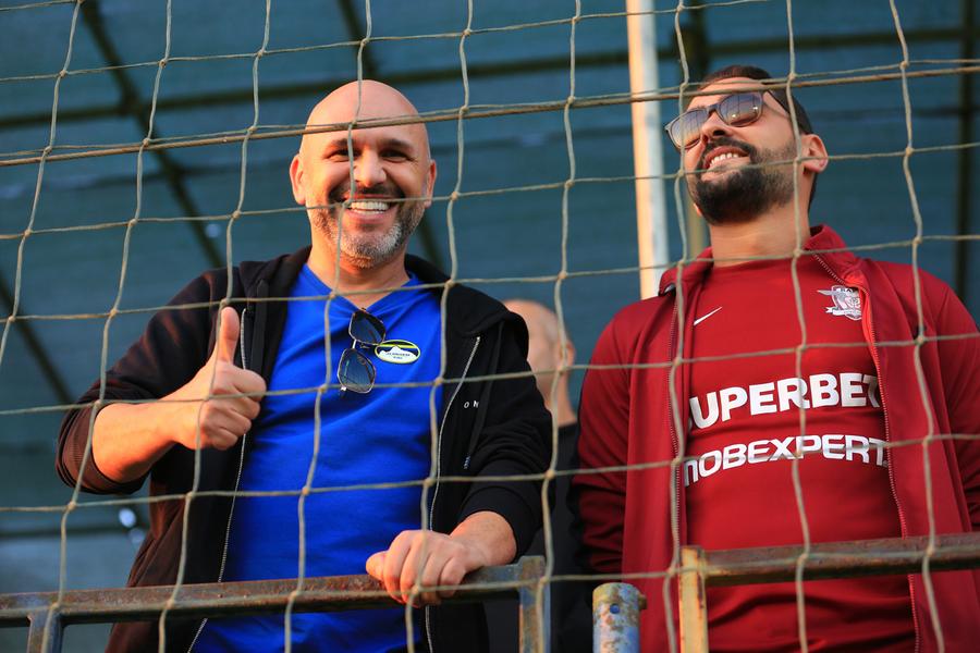 Mihai Florescu și unul dintre amicii săi români din Dubai În ce domenii lucrează românii din Dubai: „Avem și echipă de fotbal” » Taxa pe cunoștințe, Rapid, Budescu și un mesaj de departe: „Eu nu m-aș întoarce în România”