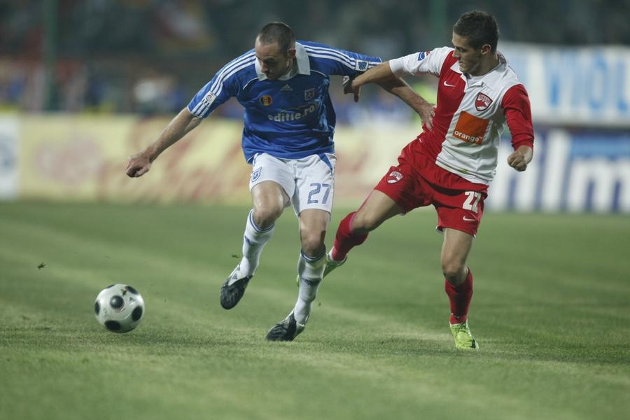 Josh Rose, în duel cu Gabi Torje (Craiova - Dinamo 2-0, 08.04.2009) L-am găsit în Australia pe „cangurul” care impresiona în Liga 1 în urmă cu 20 de ani » Nu uită nici acum un meci de referință: „Electric” + Românul care l-a uluit: „Fotbalist incredibil”