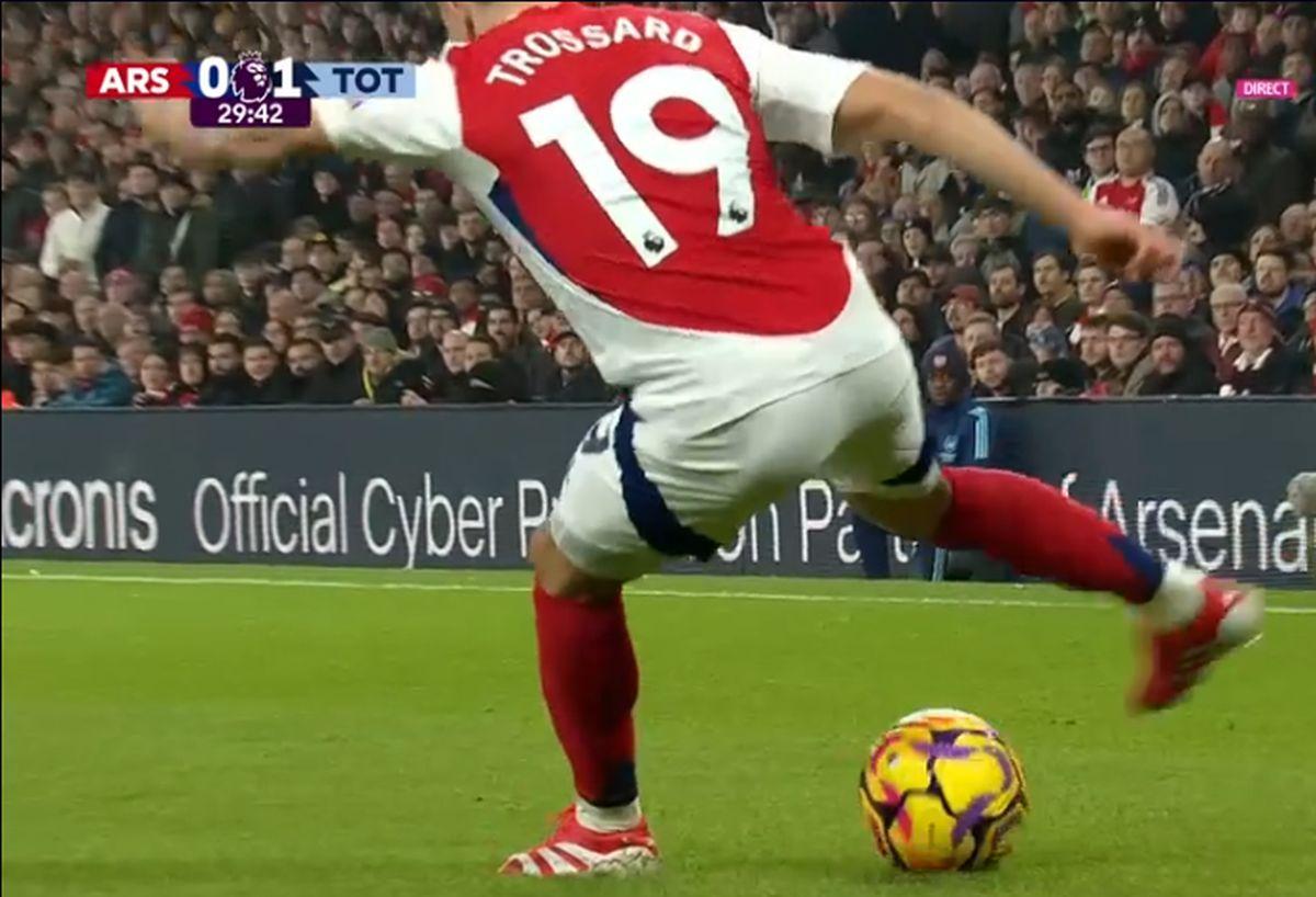 Fază uluitoare în Arsenal - Tottenham: l-a accidentat din dribling pe colegul lui Drăgușin!