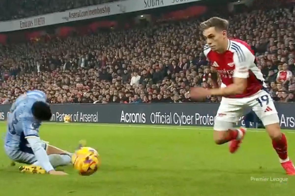 Fază uluitoare în Arsenal - Tottenham: l-a accidentat din dribling pe colegul lui Drăgușin!