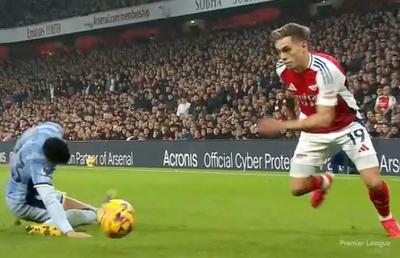 Fază uluitoare în Arsenal - Tottenham: l-a accidentat din dribling pe colegul lui Drăgușin!