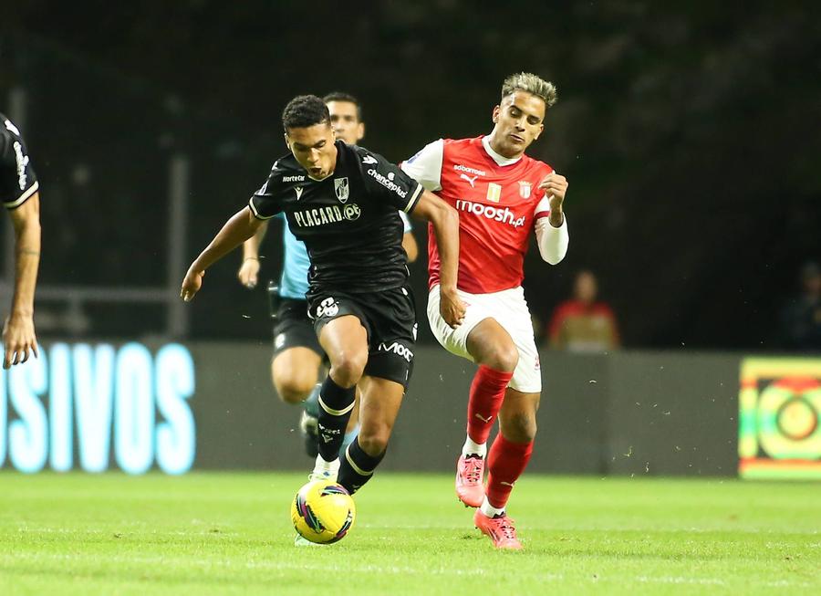 Alberto Costa (Guimaraes, la minge), într-un duel de campionat cu Braga / Foto: Imago Achizițiile lui Juventus fac vizita medicală » Cât costă vârful și fundașul transferați de bianconeri