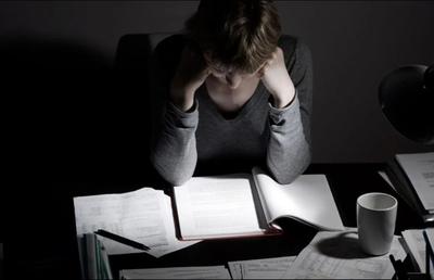 Viața de student în sesiunea de examene: stres, copiat și soluții de concentrare