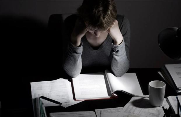 Viața de student în sesiunea de examene: stres, copiat și soluții de concentrare