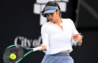 Favorită la titlu, Emma Răducanu a fost eliminată în „sferturi” la Hobart de locul 204 mondial