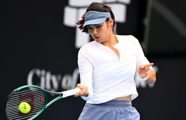 Favorită la titlu, Emma Răducanu a fost eliminată în „sferturi” la Hobart de locul 204 mondial