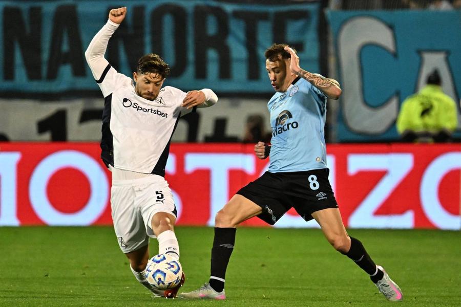 Felipe Loyola (stânga, într-un duel cu Belgrano) are 9 goluri și 5 assisturi în 42 de meciuri în 2025 la Independiente / Foto: Imago Numărătoarea inversă pentru Marius Marin » Echipa care l-a dorit în vară îl poate transfera acum!