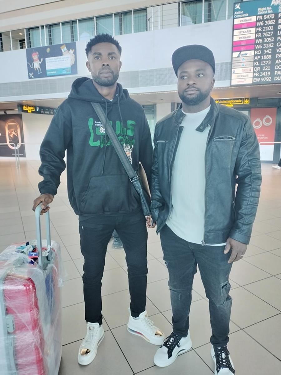 „Rețeaua Nigeria” » Jucători păcăliți sau legați cu clauze aberante de un fost fotbalist care acționează ca fals impresar în România + „Săracii, le cereau colegilor bani pentru Paracetamol!”
