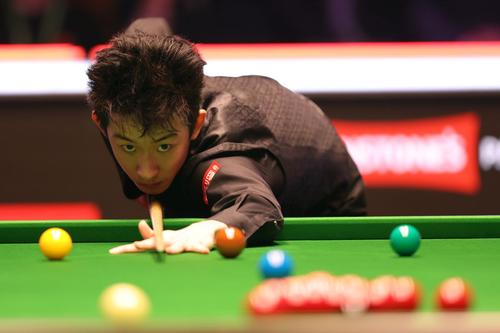 Wu Yize a reușit surpriza în „optimi”, eliminându-l pe favoritul principal Shaun Murphy/Foto: Getty Images
