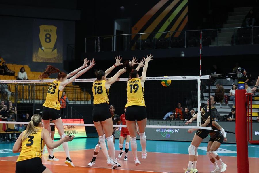 Fază din meciul VakifBank Instanbul - Alba Blaj Foto: CEV CSO Voluntari, calificare cu emoții în play-off-ul Cupei CEV, după set de aur!
