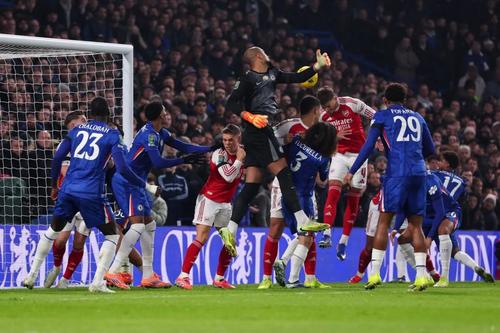 Mingea ratată de Robert Sanchez va ajunge pe capul lui Ben White, iar acesta va deschide scorul pe Stamford Bridge pentru Arsenal / Foto: GettyImages