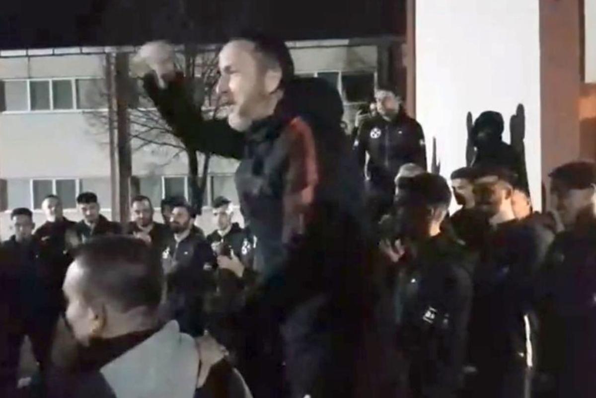 DINAMO - FCSB // VIDEO Fanii au mers peste jucători în cantonament! Liderul Mustață le-a ținut un discurs + MM Stoica a dat startul scandărilor jignitoare