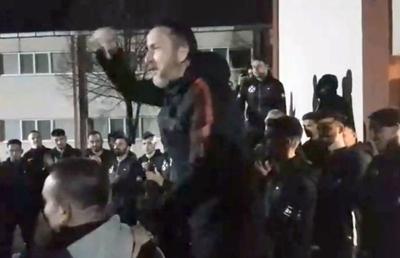 DINAMO - FCSB // VIDEO Fanii au mers peste jucători în cantonament! Liderul Mustață le-a ținut un discurs + MM Stoica a dat startul scandărilor jignitoare