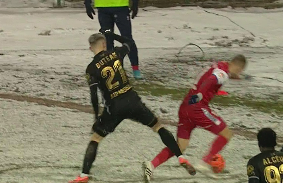 FOTO » Faze controversate în FC Botoșani - Gaz Metan » Cum s-a descurcat arbitrul