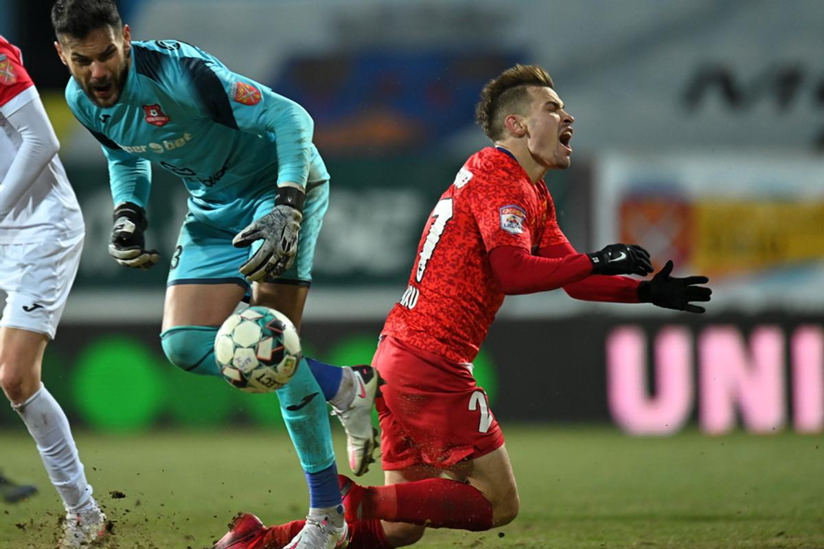 Coach Gigi Becali reinventează fotbalul! Situație incredibilă la FCSB din cauza schimbărilor făcute în timpul meciului cu Hermannstadt