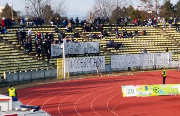 După Prepeliță, suporterii lui FC Argeș l-au luat în colimator și pe sponsorul principal: „Aere de milionar, dar ești doar un găinar!”