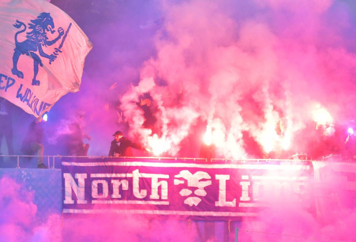 A venit nota de plată după derby-ul Craiovei » Amenzi mari dictate de Jandarmerie după ce ultrașii celor două echipe au oprit meciul de două ori