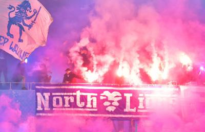 A venit nota de plată după derby-ul Craiovei » Amenzi mari dictate de Jandarmerie după ce ultrașii celor două echipe au oprit meciul de două ori