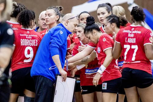 Morten Soubak la un timeout alături de handbalistele de la Brăila // FOTO sportpictures.eu