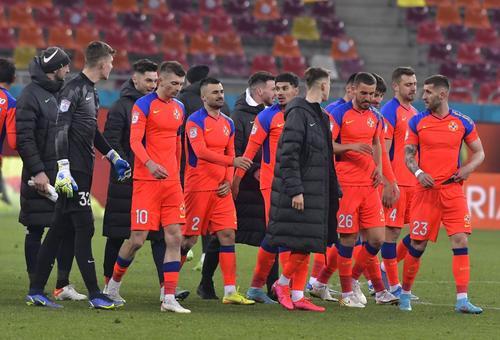 Andrei Burlacu, cu geaca pe el, în spatele lui Florin Tănase / FOTO: Imago