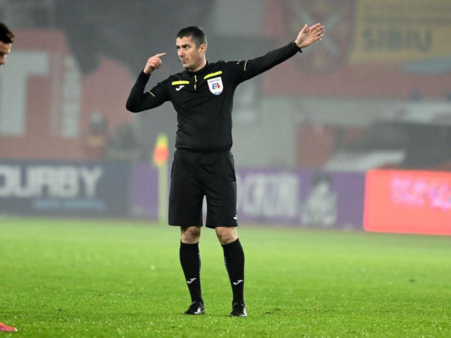 Adrian Cojocaru, 42 de ani, e arbitru din anul 2001 // FOTO: Imago FCSB - Universitatea Craiova nu va avea arbitru FIFA! Roș-albaștrii au avut două meciuri cu probleme cu el la centru