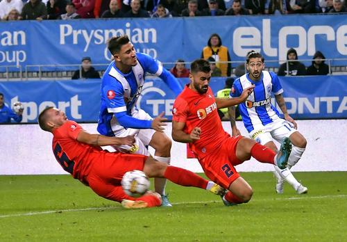 Meciurile dintre FCSB și Universitatea Craiova au fost mereu încrâncenate // FOTO: Imago