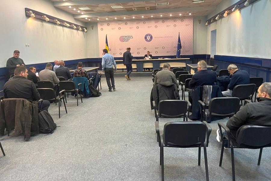 Etnicii maghiari în stânga, românii în dreapta » Imagini din sală, de la ședința incendiară de la Ministerul Sportului