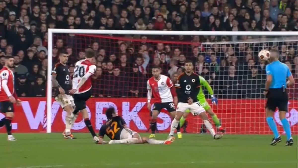 Radu Petrescu a condus meciul serii în Europa League, Feyenoord - Roma » A ieșit în evidență cu un moment imposibil de evitat