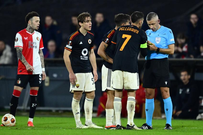 Brigada condusă de Radu Petrescu (41 de ani) s-a descurcat onorabil la manșa tur a șaisprezecimii de finală din Europa League, Feyenoord - AS Roma, scor 1-1 / FOTO: Imago