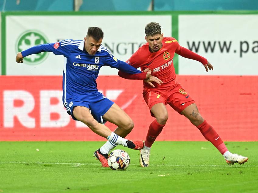 Gabriel Compagnucci (FCU Craiova) în duel cu Florinel Coman