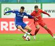 Gabriel Compagnucci (FCU Craiova) în duel cu Florinel Coman