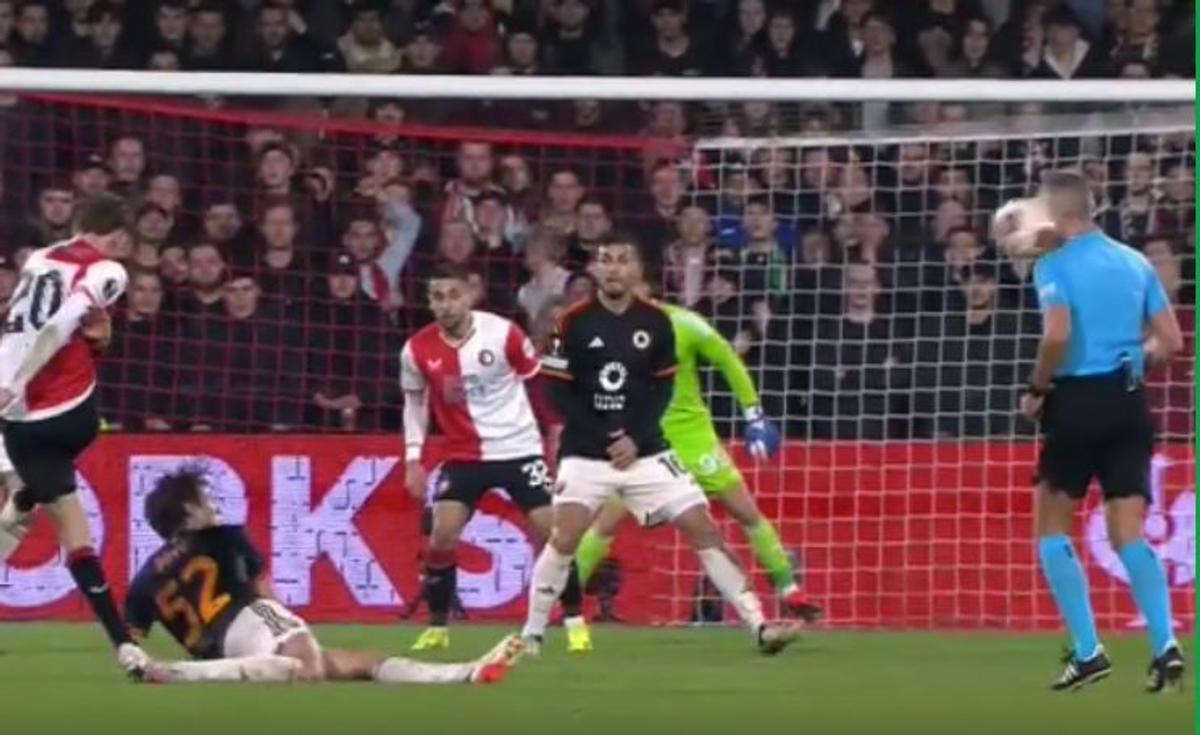 Radu Petrescu a condus meciul serii în Europa League, Feyenoord - Roma