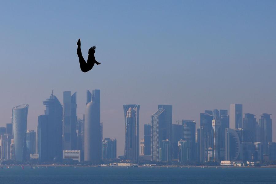 Catalin Preda plutind deasupra clădirilor din Doha FOTO Guliver/GettyImages Cătălin Preda, desemnat cel mai bun săritor în apă de la mare înălţime din Europa
