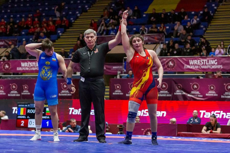 Alexandra Anghel primește decizia în semifinale la 72 kg Foto: Facebook FR Lupte Două luptătoare tricolore și-au luat biletul pentru finale: Katerina Zelenykh și Alexandra Anghel, care va încerca să-și apere titlul cucerit anul trecut