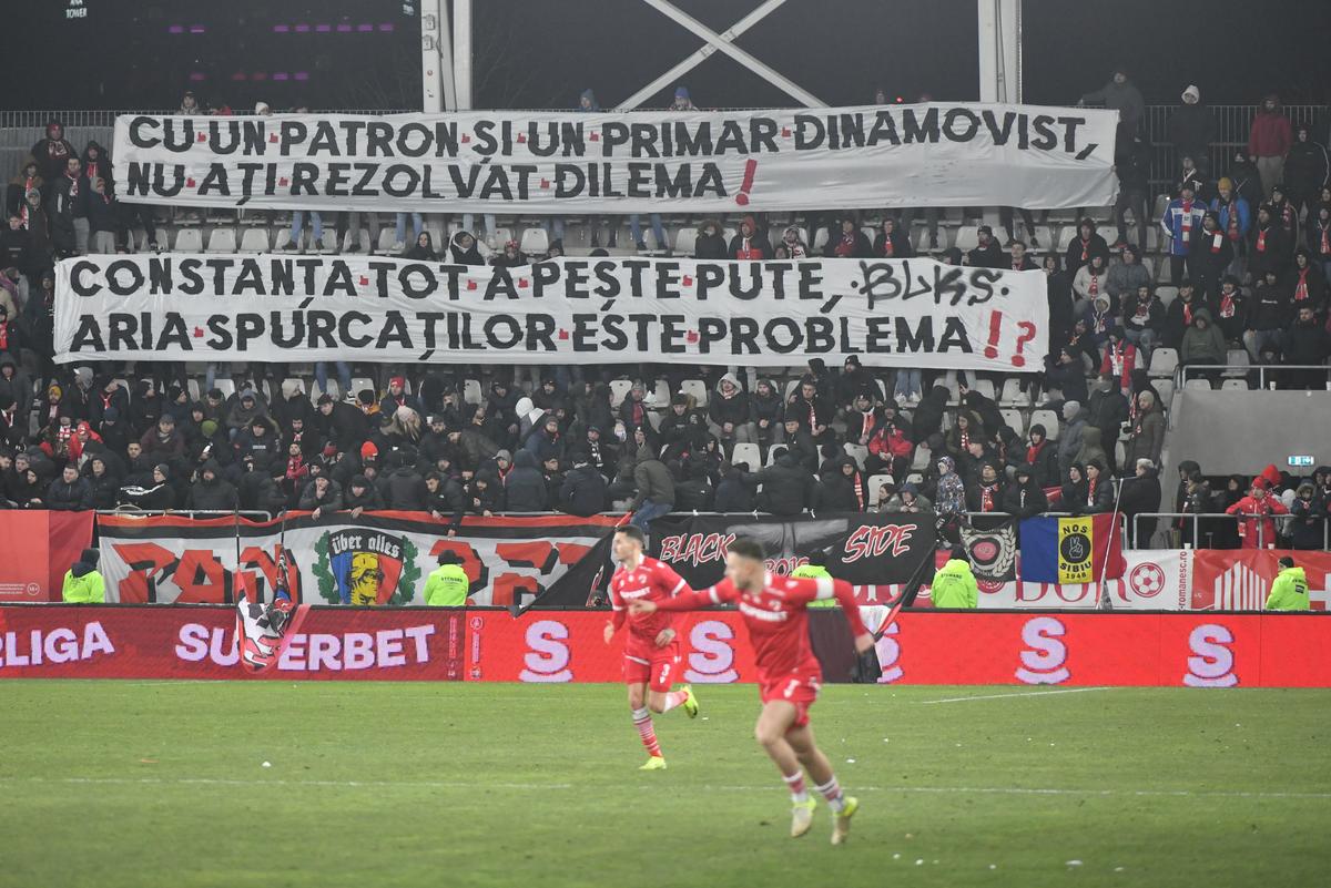 Un erou și un personaj negativ pe „Arc”, imediat după Dinamo - Farul! Pe cine au înjurat fanii „câinilor”