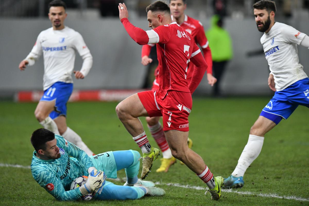 Un erou și un personaj negativ pe „Arc”, imediat după Dinamo - Farul! Pe cine au înjurat fanii „câinilor”