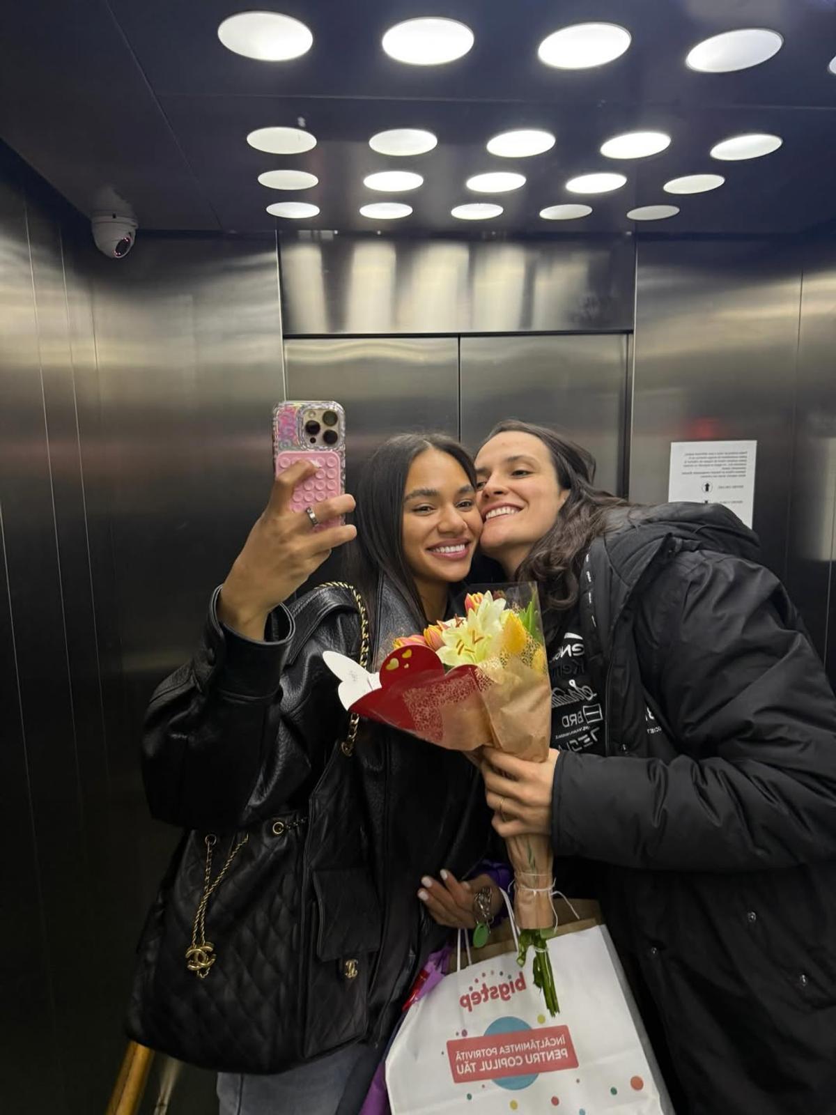 Elizabeth Omoregie s-a îmbrăcat în tricoul naționalei favorite de la Mondial! O are alături pe iubita handbalistă