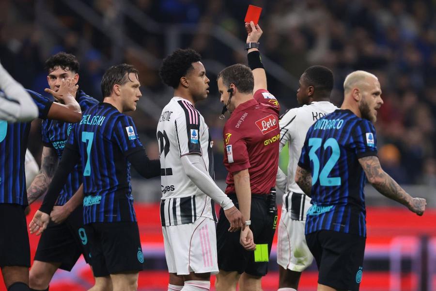 Arbitrul Federico La Penna îi arată cartonașul roșu lui Pierre Kalulu. O decizie eronată / Foto: Imago Arbitrul de la Inter - Juventus, amenințat cu moartea: „Te vom împușca” » Poliția a intervenit