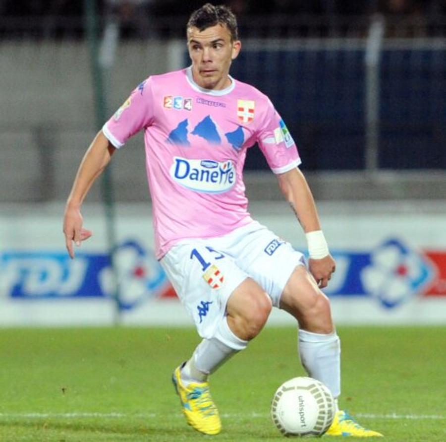 Dan Nistor la Evian Dan Nistor a jucat la Dinamo, la Craiova, dar regretă că n-a evoluat și pentru rivala lor: „Pentru fani”