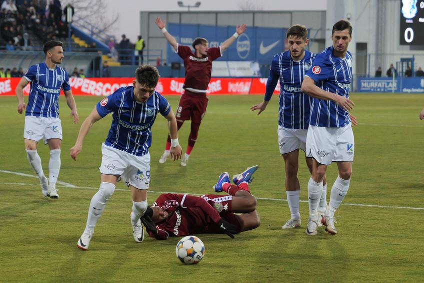 Cristi Ganea, David Maftei, Victor Dican și Ionuț Larie vs Talisson, în Farul - Rapid. Foto: Andrei Furnigă (GSP)